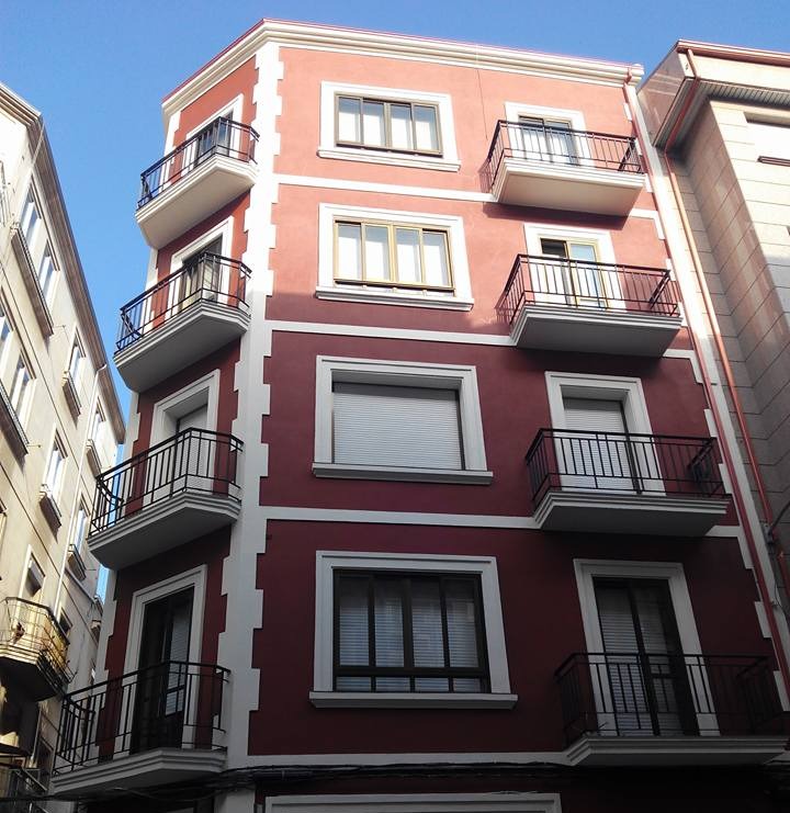Fachada de edificio después de los trabajos de rehabilitación