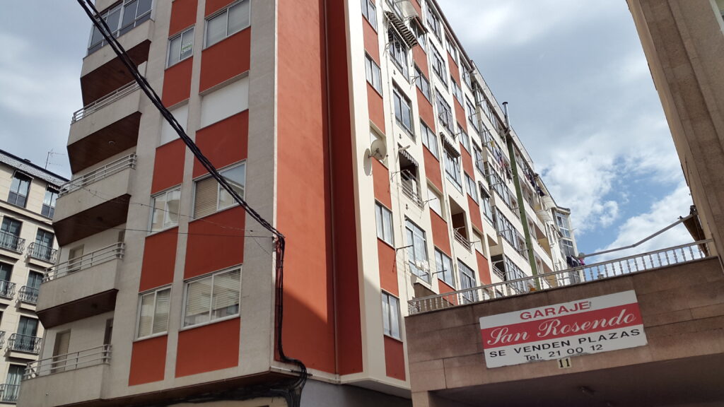Trabajo de conservación y reparación en una fachada exterior
