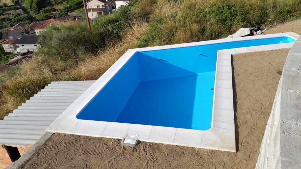 Impermeabilización terminada en piscina exterior
