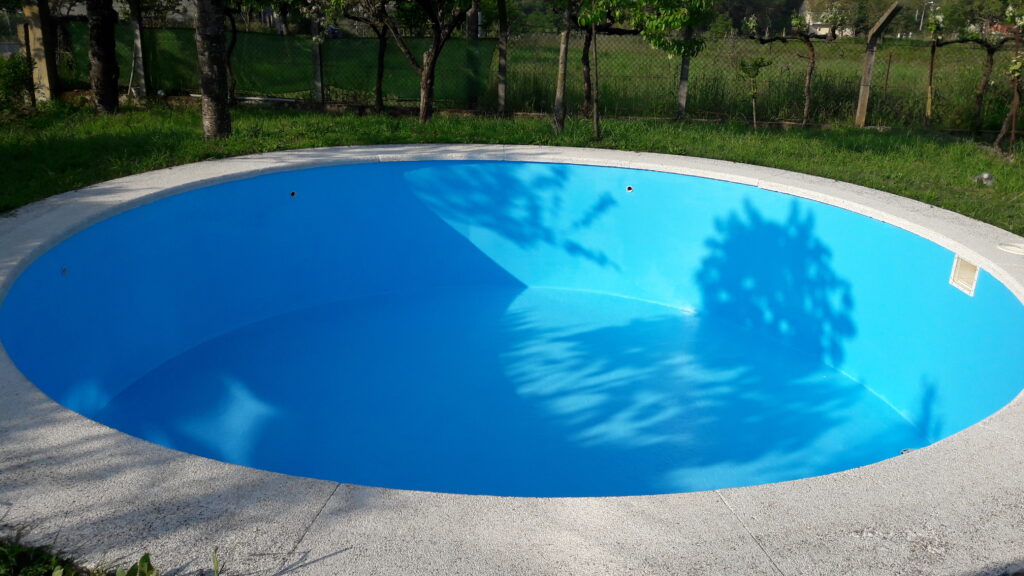 Piscina impermeabilizada y preparada para su uso