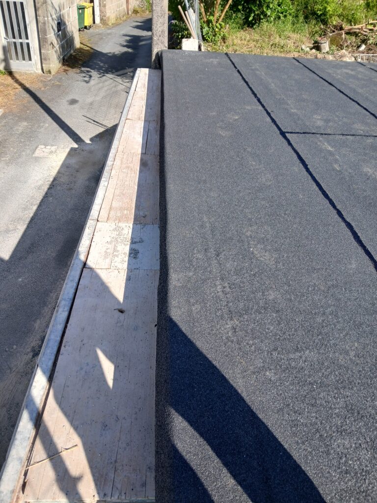Detalle de lámina impermeabilizante instalada en una cubierta