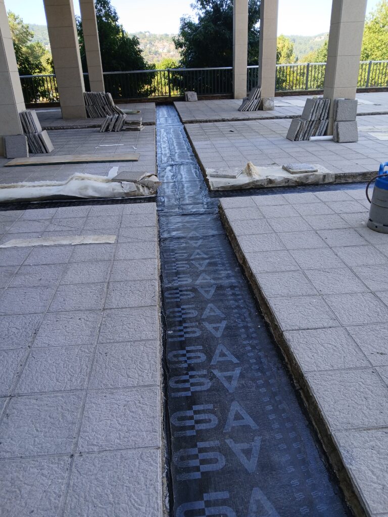 Impermeabilización de una junta de dilatación en una terraza