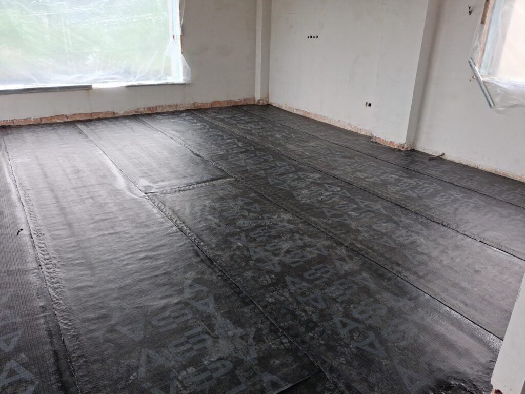 Instalación de lámina anti-radón en el suelo de una vivienda