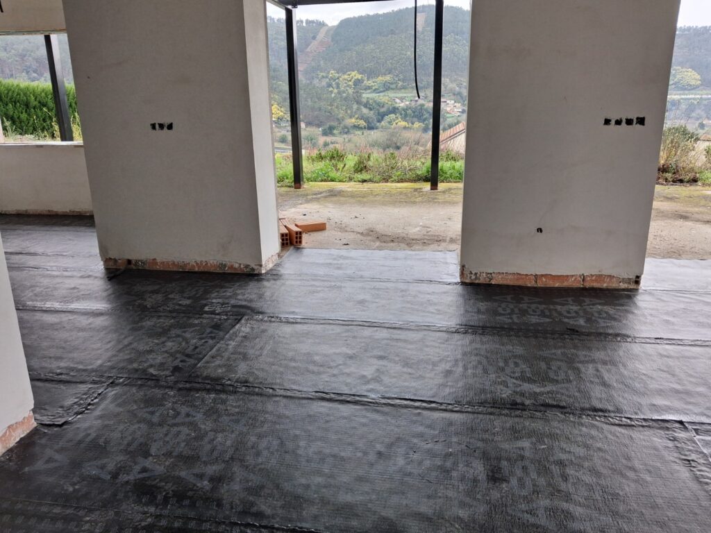Lámina anti-radón colocada para impedir la entrada de gas desde el terreno