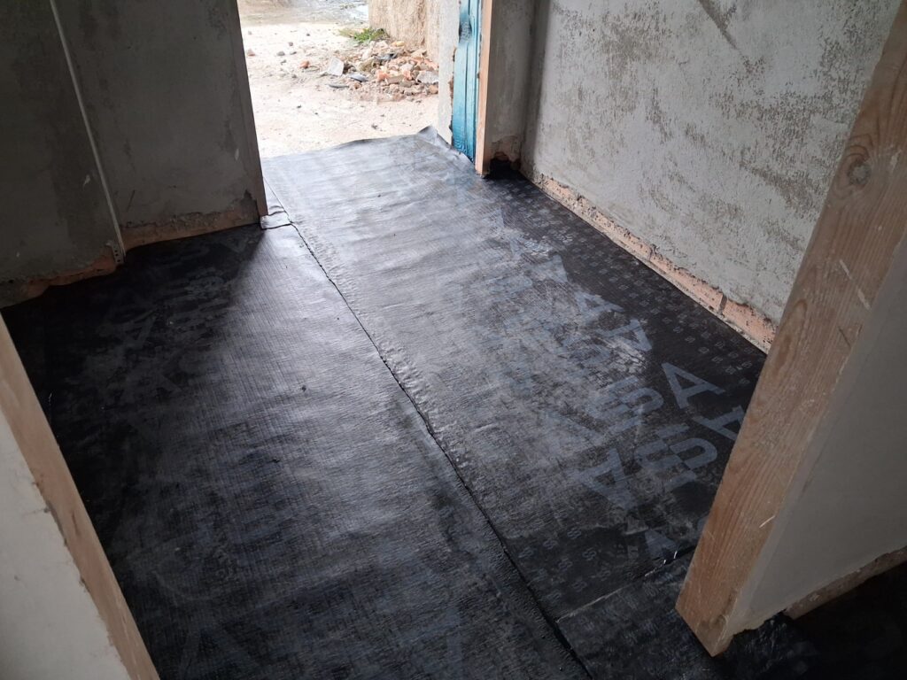 Detalle del sellado de una lámina de protección contra el gas radón